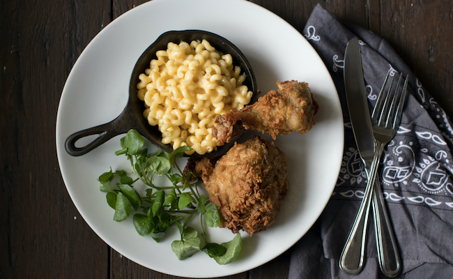 mac and chees with fried chicken